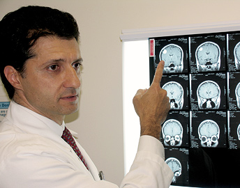 Docteur montrant des images de cerveau
